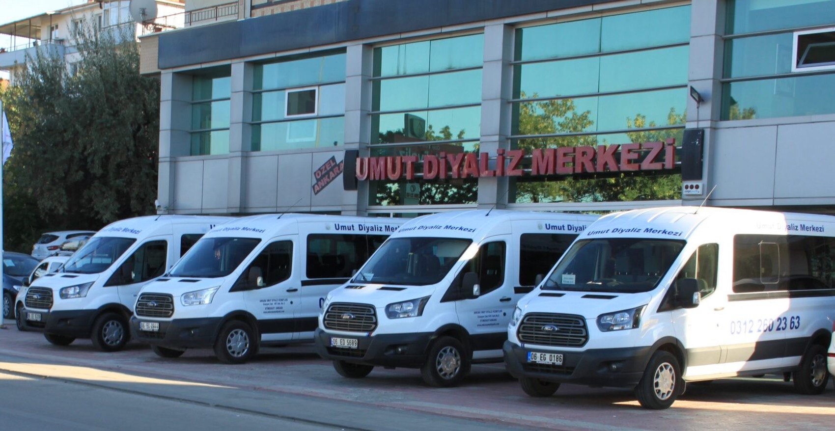 Ankara Umut Diyaliz Merkezi binası ve servis araçları