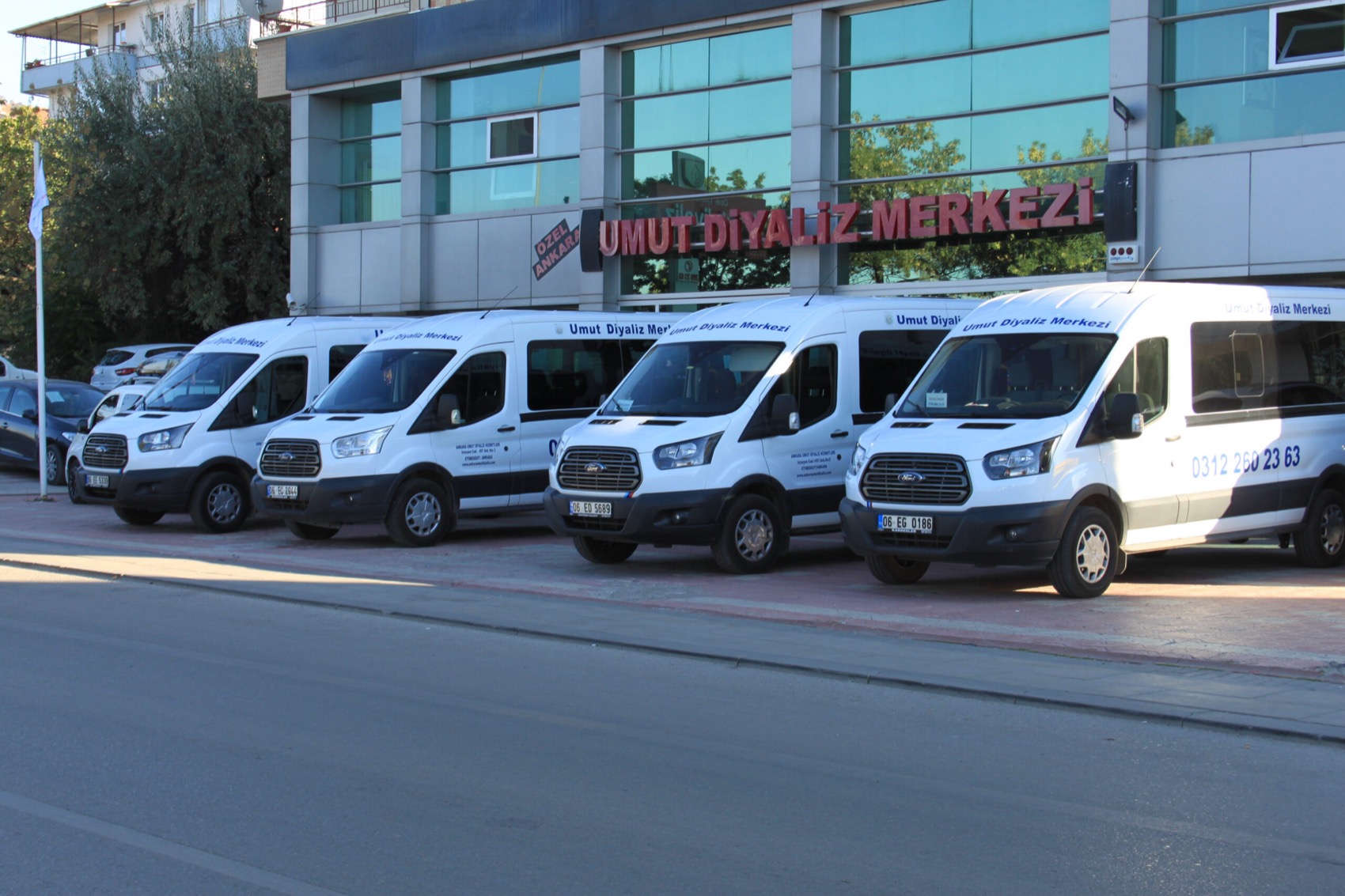Ankara Umut Diyaliz Merkezi servis araçları merkez önünde